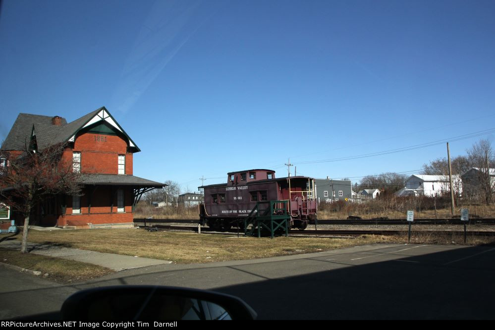 LV 95011 on display at Sayre station